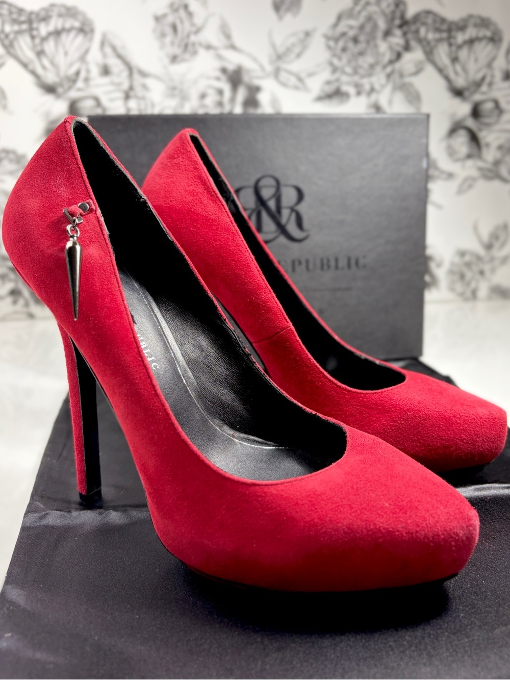 Rock & Republic Celina Red Suede Hidden Platform 5” Pumps w/ Spike Charm Sz 40.5